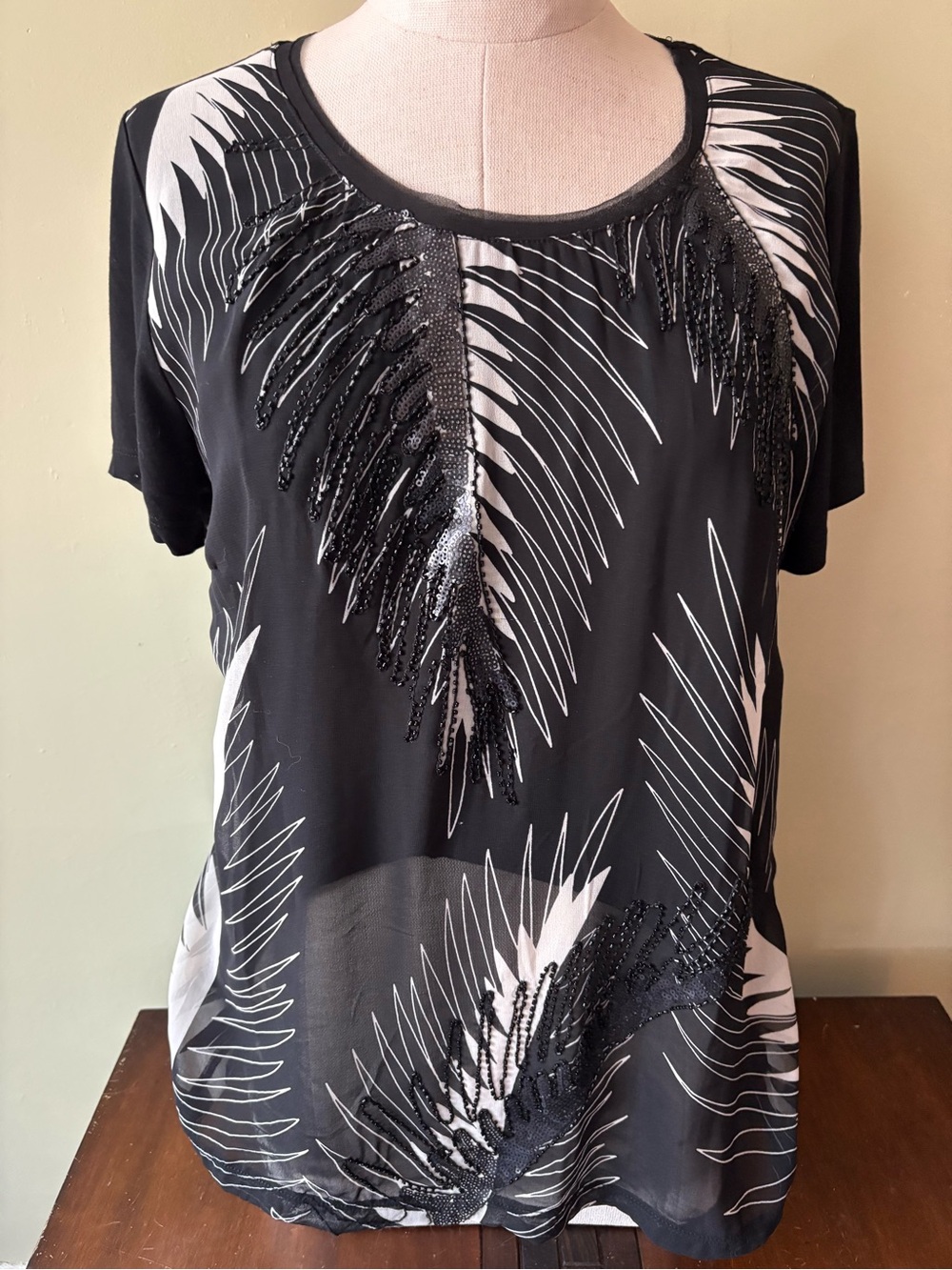 Olsen Europe Black & White beaded leaf pattern  Short-Sleeve Women's Tee M